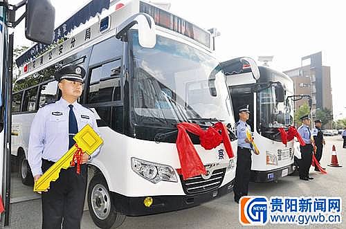 花溪分局訂購(gòu)的躍迪移動(dòng)警務(wù)室、燃油版移動(dòng)警務(wù)室