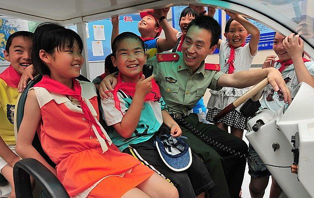 留守兒童警營(yíng)體驗(yàn)電動(dòng)巡邏車迎“六一”