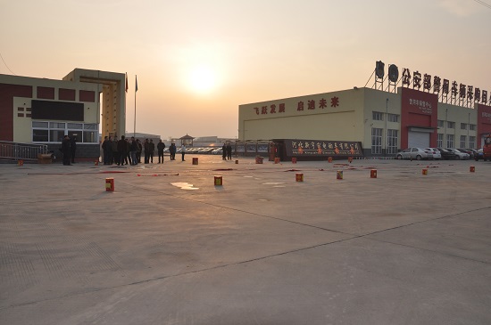 2015年新年上班第一天，鞭炮齊鳴，禮花沖天，精神飽滿干事業(yè)！