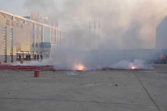 2015年新年上班第一天，鞭炮齊鳴，禮花沖天，精神飽滿干事業(yè)！