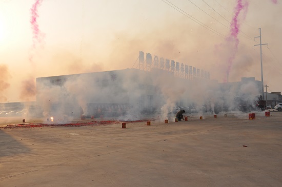 2015年新年上班第一天，鞭炮齊鳴，禮花沖天，精神飽滿干事業(yè)！