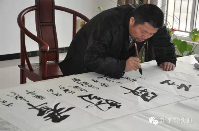 中國(guó)書畫家協(xié)會(huì)理事郭海燕先生親臨躍迪集團(tuán)現(xiàn)場(chǎng)揮毫潑墨