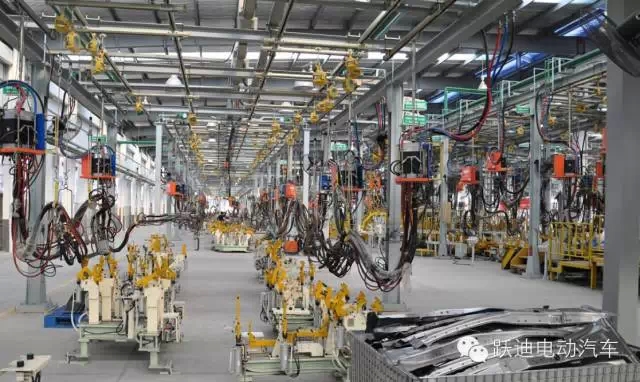 躍迪電動(dòng)汽車裝車完畢發(fā)往荊州，買躍迪電動(dòng)汽車可投保，解決您的后顧之憂！