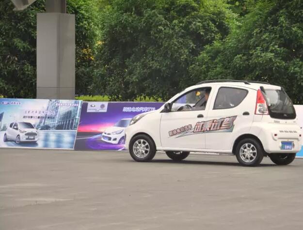 躍迪汽車(chē)強(qiáng)勢(shì)登錄南京新能源汽車(chē)展，引領(lǐng)行業(yè)發(fā)展新軌道