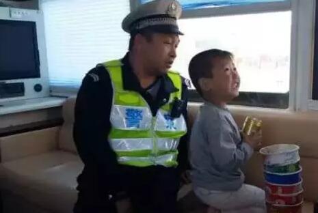 貪玩幼童上高速—躍迪移動警務室助力，熱心民警忙尋親