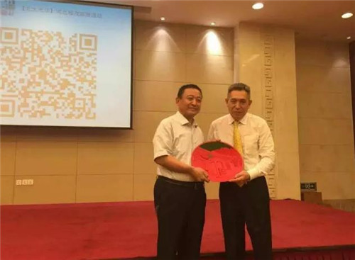 李其教授親手將北京大學(xué)標(biāo)志性的北大西門(mén)漆雕工藝禮品贈(zèng)與躍迪集團(tuán)董事長(zhǎng)呂洪濤