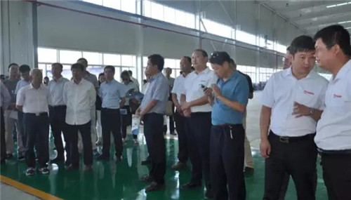 專家、教授聽取陜西躍迪公司對(duì)整體項(xiàng)目規(guī)劃和系列新能源客車產(chǎn)品的系統(tǒng)介紹