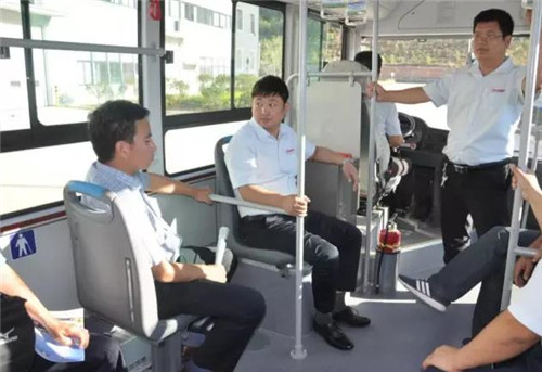 專家、教授們?cè)嚦岁兾鬈S迪自主研發(fā)生產(chǎn)的&ldquo;躍迪&rdquo;8米純電動(dòng)客車和10米天然氣客車