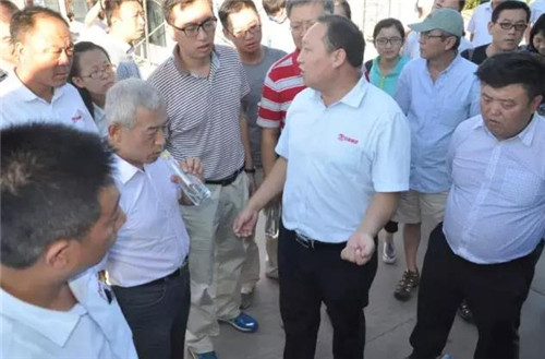 公司總經(jīng)理雷明環(huán)為專家學(xué)者們現(xiàn)場(chǎng)講解新能源客車充電時(shí)間及續(xù)航里程等事宜