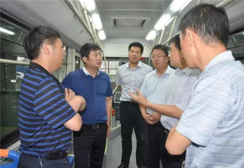 徐明非副廳長登上陜西躍迪自主研發(fā)純電動客車親身體驗
