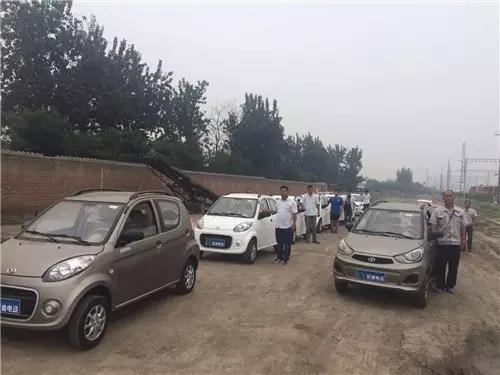 電動(dòng)汽車運(yùn)往火車站等待裝車