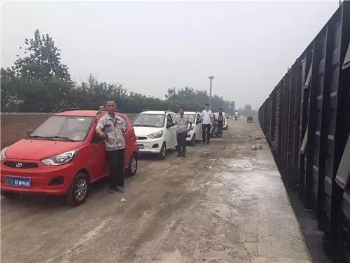 電動(dòng)汽車開(kāi)始火車上裝車