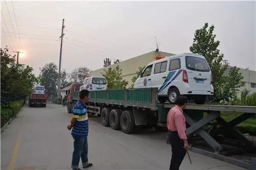 電動(dòng)巡邏車開始裝車