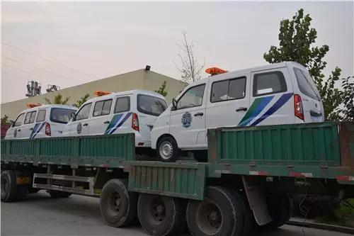 電動(dòng)巡邏車裝車完畢