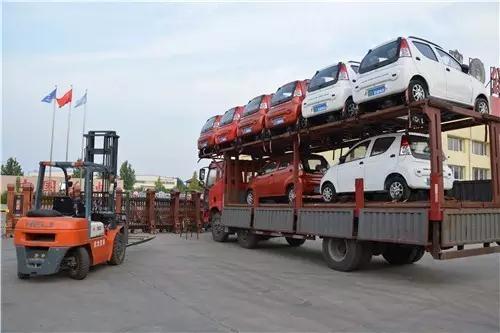 躍迪電動汽車裝車完畢準備發(fā)車