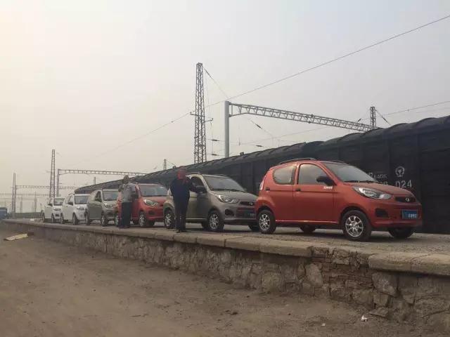 躍迪電動汽車鐵路運輸準備裝車。