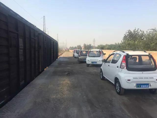 躍迪電動汽車鐵路運(yùn)輸準(zhǔn)備裝車