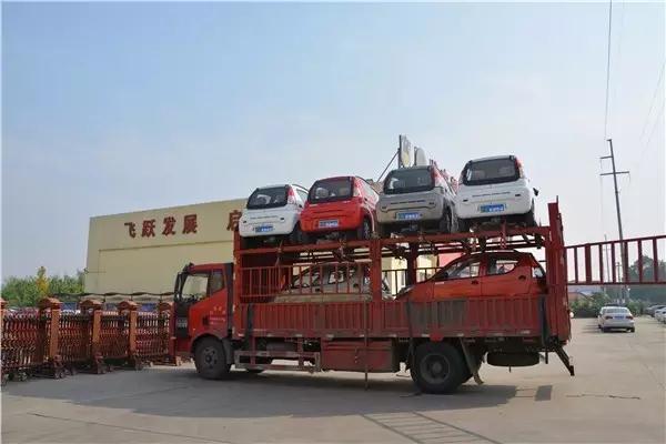 躍迪電動汽車裝車中。