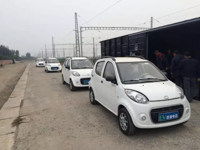 躍迪電動(dòng)汽車鐵路準(zhǔn)備裝車