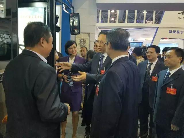 安徽省委書記李錦斌，代省長李國英一行蒞臨躍迪集團旗下安達爾汽車展位參觀指導