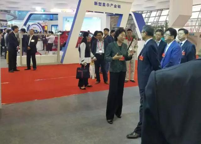 安徽省委書記李錦斌，代省長李國英一行蒞臨躍迪集團旗下安達爾汽車展位參觀指導