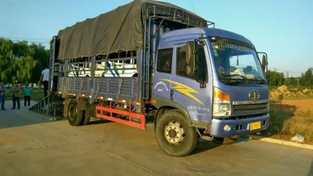 躍迪電動汽車裝車完畢準(zhǔn)備發(fā)車