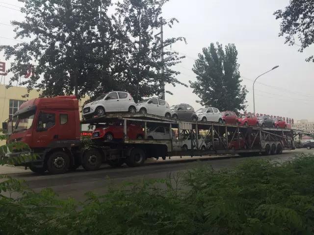 躍迪電動(dòng)汽車(chē)裝車(chē)完畢準(zhǔn)備發(fā)車(chē)