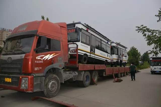 躍迪電動(dòng)移動(dòng)警務(wù)室裝車中，準(zhǔn)備發(fā)往白洋淀溫泉城公安分局