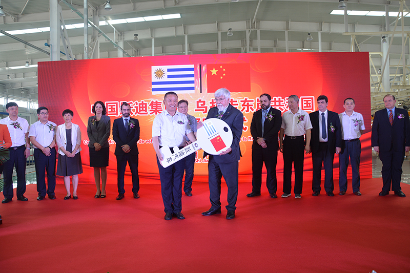 河北躍迪新能源科技集團(tuán)向?yàn)趵鐤|岸共和國(guó)捐贈(zèng)車(chē)輛儀式順利舉行