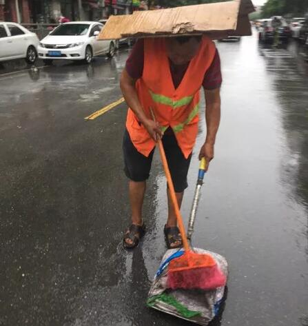 今天，躍迪向平凡而偉大的他們——環(huán)衛(wèi)工人致敬！