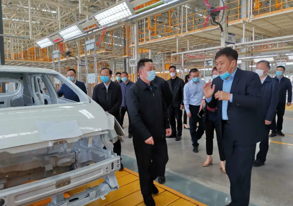 四川省人大常委會黨組副書記、副主任黃新初蒞臨躍迪國躍新能源汽車產業(yè)園調研