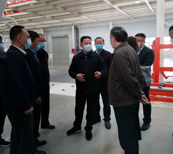 四川省人大常委會黨組副書記、副主任黃新初蒞臨躍迪國躍新能源汽車產業(yè)園調研