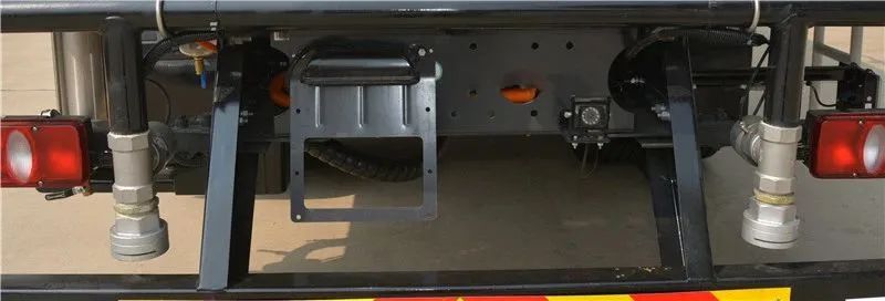 躍迪集團(tuán)新能源多功能抑塵車——低碳環(huán)保、降溫除塵