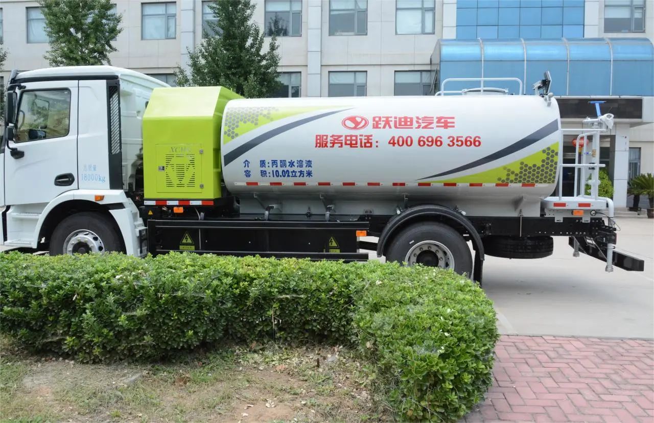 夏日降溫好幫手-躍迪集團新能源灑水車、新能源綠化噴灑車發(fā)車