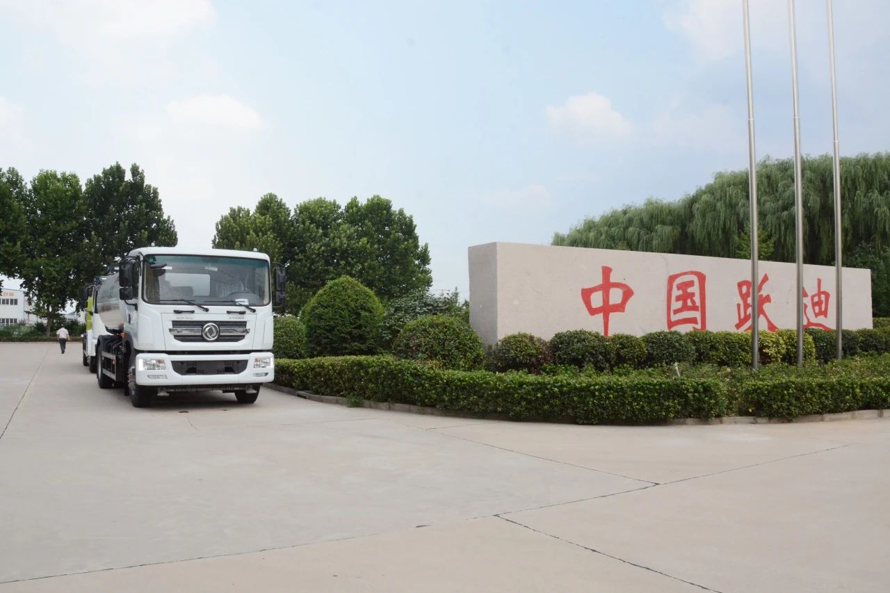 夏日降溫好幫手-躍迪集團新能源灑水車、新能源綠化噴灑車發(fā)車