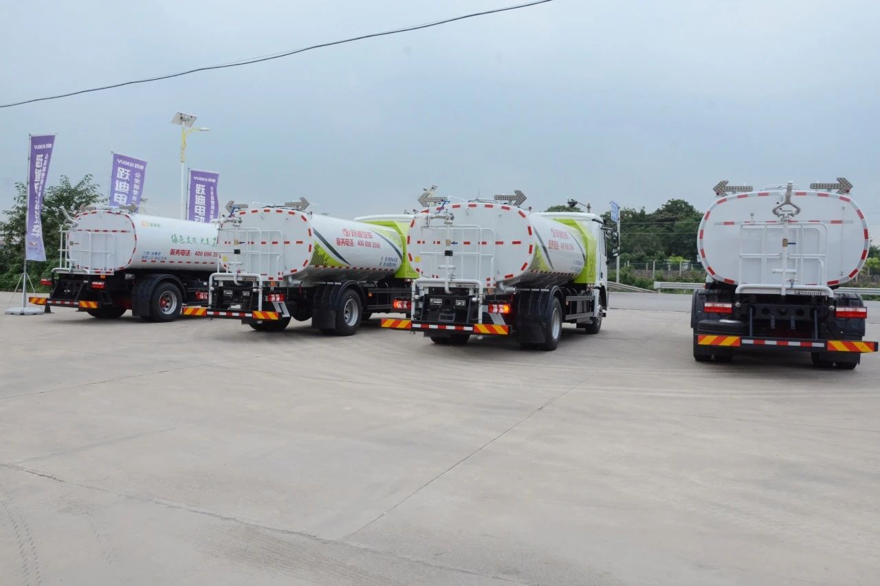 夏日降溫好幫手-躍迪集團新能源灑水車、新能源綠化噴灑車發(fā)車