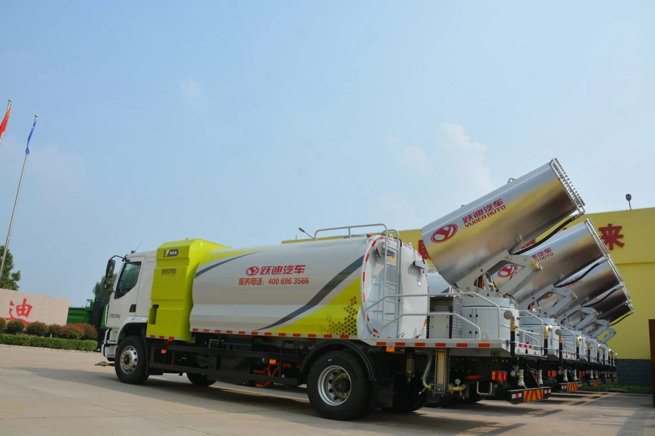 夏日降溫好幫手-躍迪集團新能源灑水車、新能源綠化噴灑車發(fā)車
