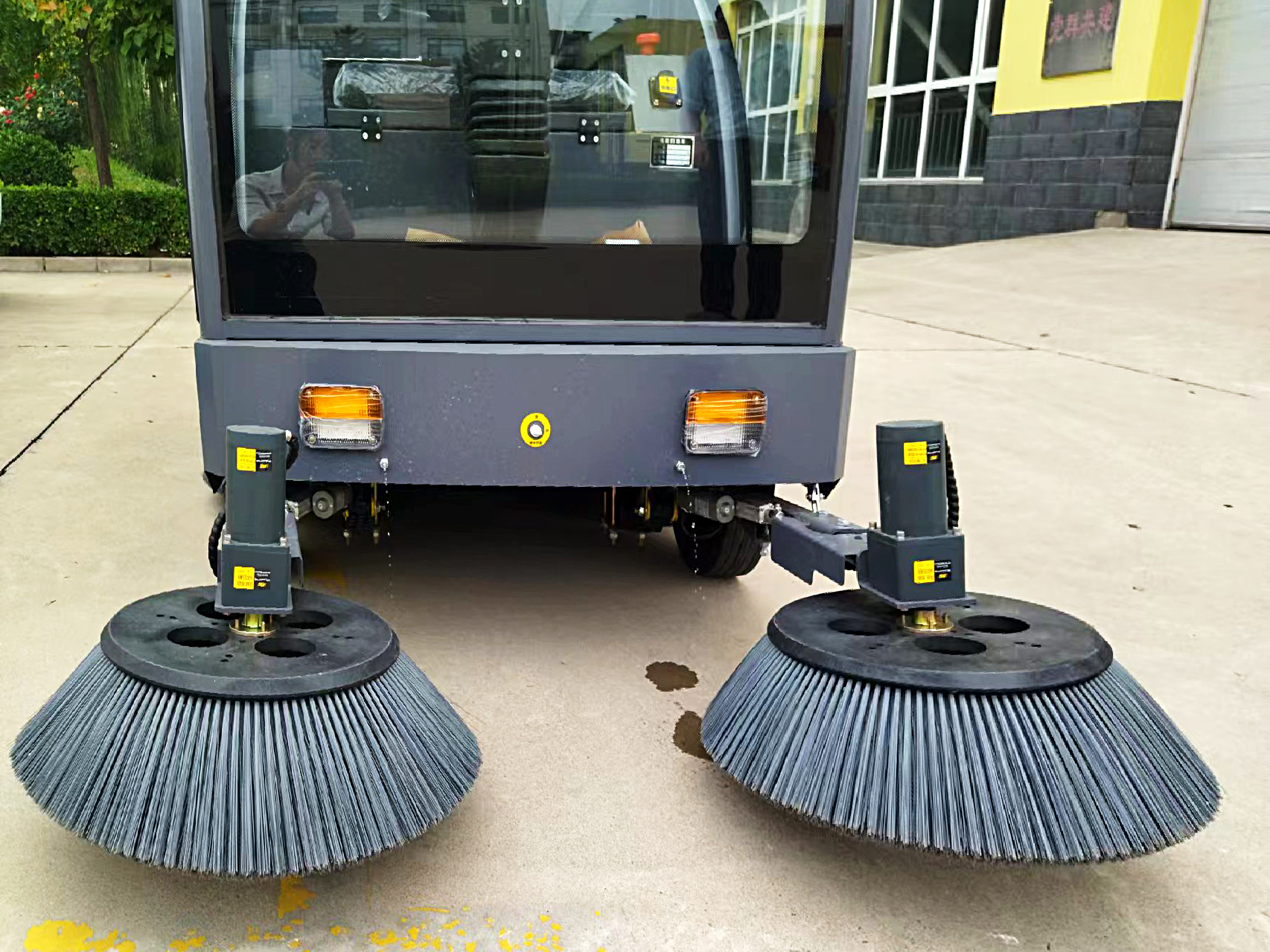 強(qiáng)力吸塵，高效清掃-躍迪小型清掃車