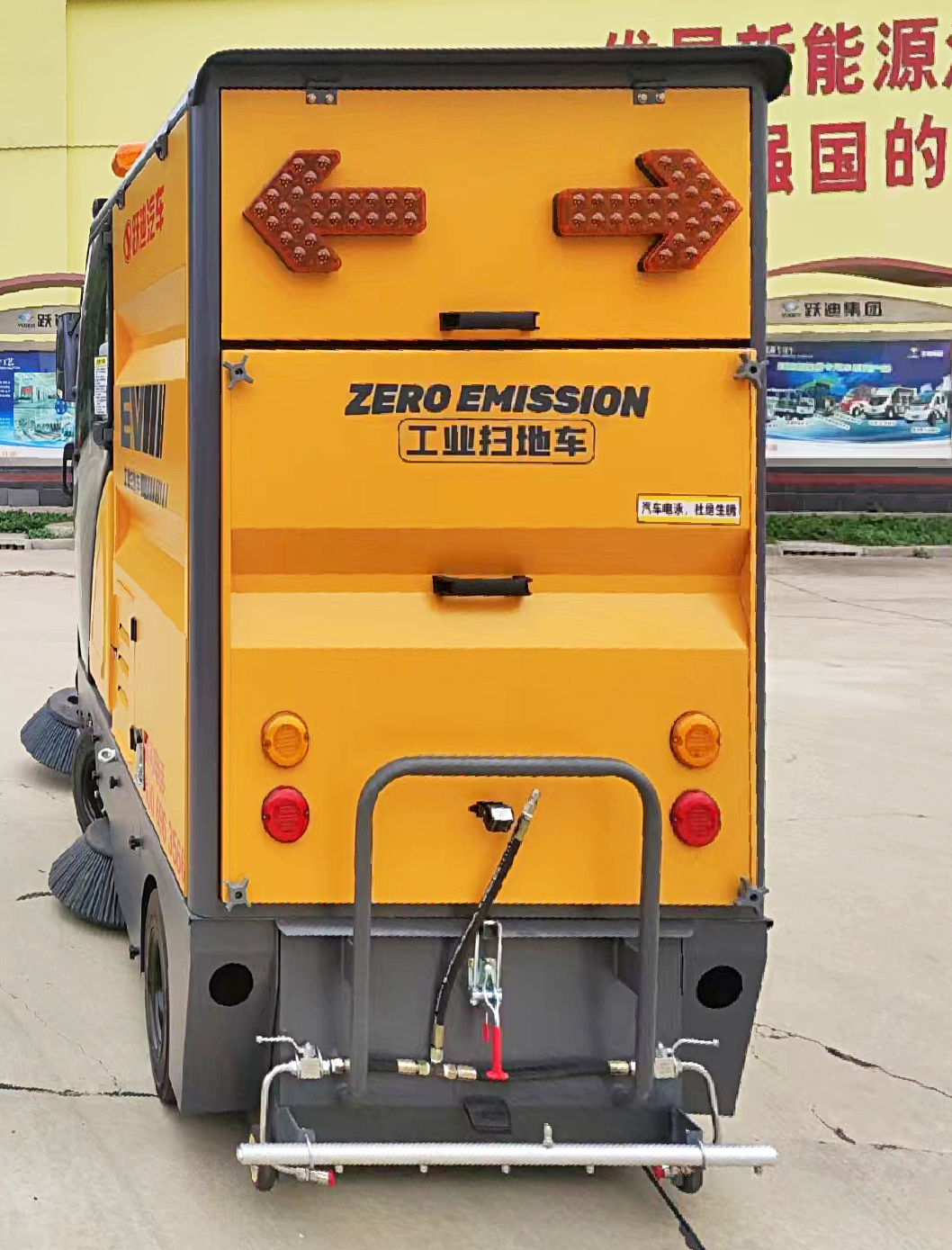 強(qiáng)力吸塵，高效清掃-躍迪小型清掃車